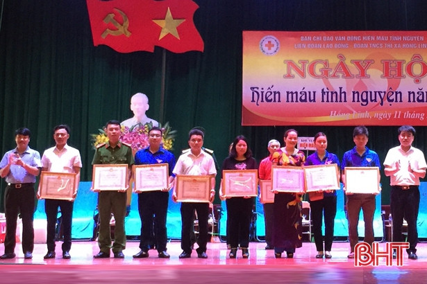 lanh dao thi xa hong linh tham gia hien mau tinh nguyen