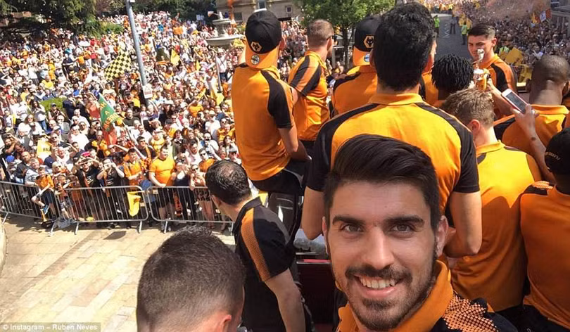 duong pho chuyen mau vang ngay bay soi tro lai premier league