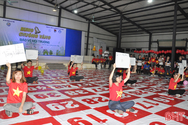 100 sinh viên Đại học Hà Tĩnh “Rung chuông vàng bảo vệ môi trường”