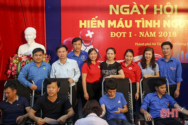 hon 500 can bo doan vien tp ha tinh tham gia hien mau tinh nguyen