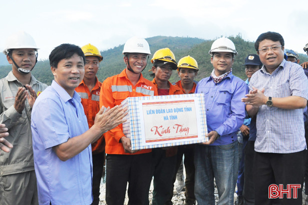 lanh dao ha tinh tham hoi tang qua cong nhan cang vung ang