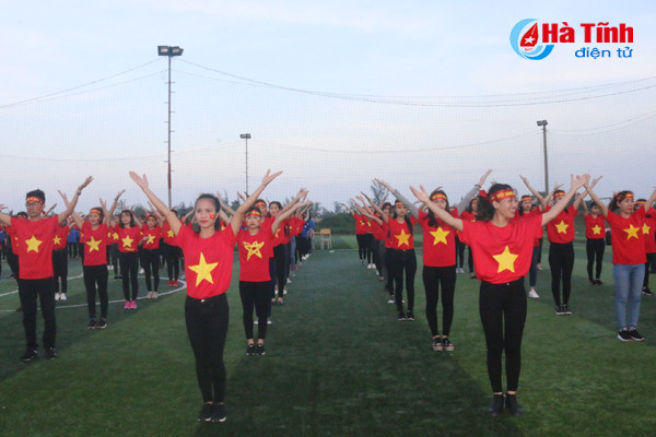 video 300 sv dai hoc ha tinh nhay flashmob co vu u23 viet nam