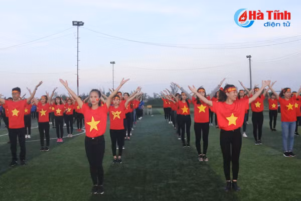 video 300 sv dai hoc ha tinh nhay flashmob co vu u23 viet nam