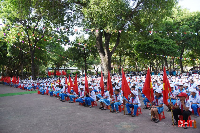 Quang cảnh sân trường buổi khai giảng năm học mới của Trường Tiểu học Kỳ Xuân.