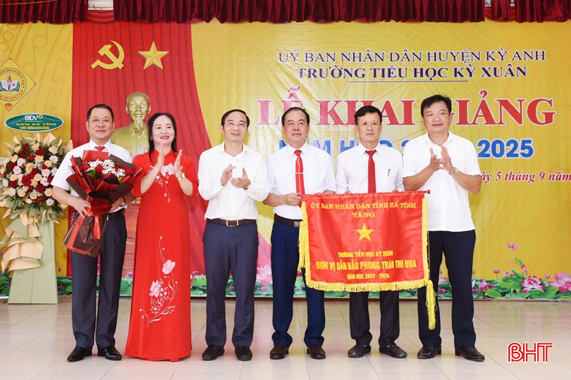 Đại tá Nguyễn Xuân Thao - Giám đốc Công an tỉnh, Bí thư Huyện ủy Kỳ Anh Hồ Huy Thành trao cờ đơn vị dẫn đầu phong trào thi đua của UBND tỉnh cho Trường Tiểu học Kỳ Xuân.