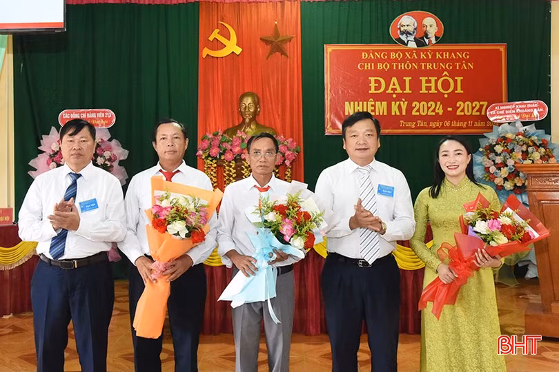 Lãnh đạo huyện Kỳ Anh tặng hoa, chúc mừng BCH Chi bộ thôn Trung Tân, xã Kỳ Khang.