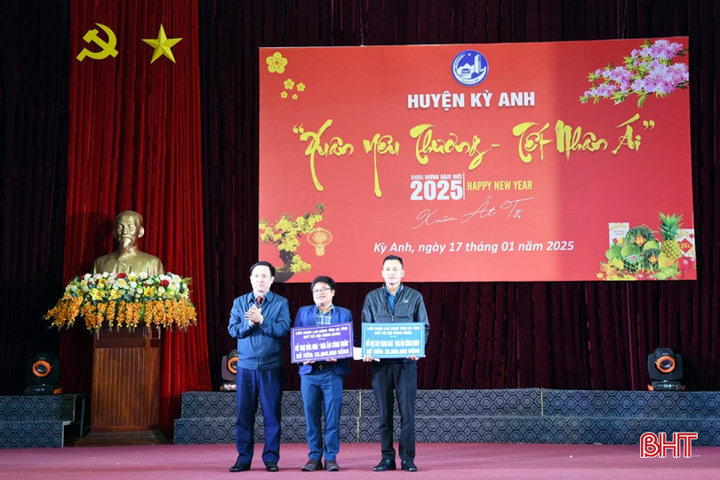Tại chương trình, Ban Tổ chức trao hỗ trợ xây dựng nhà ở cho 7 hộ nghèo, mỗi căn nhà trị giá 70 triệu đồng; hỗ trợ xây dựng 2 nhà "Mái ấm công đoàn", mỗi nhà 30 triệu đồng; trao 38 suất quà cho hộ nghèo, mỗi suất quà trị giá 1,2 triệu đồng; các đơn vị nhận đỡ đầu 7 trường hợp có hoàn cảnh đặc biệt khó khăn, già cả neo đơn, bệnh tật,... mỗi tháng 1 triệu đồng. Trong ảnh: Liên đoàn Lao động tỉnh trao 2 nhà "Mái ấm công đoàn".