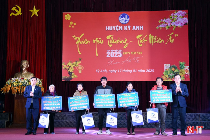  Thời gian qua, huyện Kỳ Anh đã có nhiều nỗ lực trong việc chăm lo đời sống vật chất, tinh thần cho Nhân dân, đặc biệt các gia đình chính sách, các hộ nghèo, những gia đình có hoàn cảnh khó khăn trong cuộc sống. Trong ảnh: Lãnh đạo huyện Kỳ Anh trao biểu trưng nhà ở cho 7 hộ nghèo.