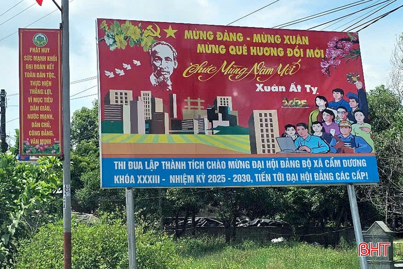 Tấm pano tuyên truyền không còn phù hợp với đơn vị hành chính mới.