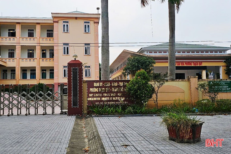 Biển tên trụ sở phường Thạch Quý cũ chưa được gỡ bỏ.