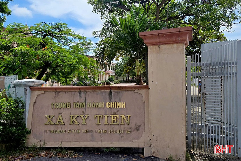 Biển tên xã Kỳ Tiến cũ chưa được tháo gỡ.