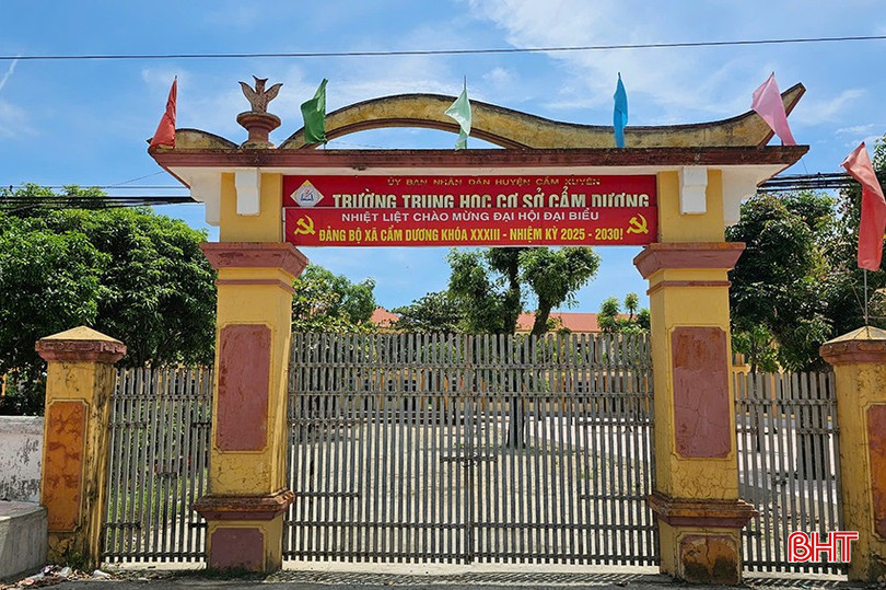 Dù xã Cẩm Dương đã sáp nhập, hình thành xã mới, song băng rôn này vẫn ghi chào mừng Đại hội Đảng bộ xã Cẩm Dương.