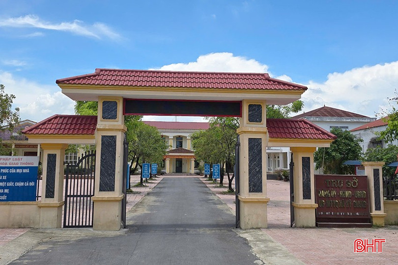 Biển tên trụ sở xã Kỳ Giang cũ chưa được tháo gỡ.