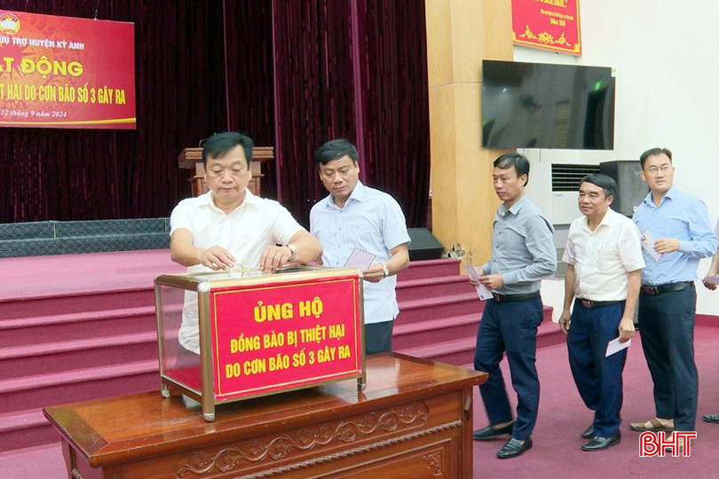 Lãnh đạo huyện Kỳ Anh quyên góp ủng hộ đồng bào bị thiệt hại cơn bão số 3.