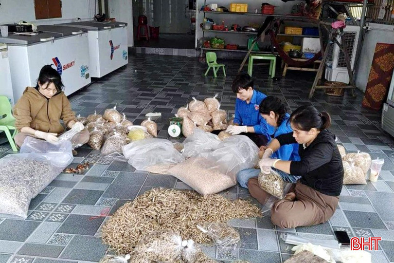 Ngoài việc ủng hộ tiền, người dân xã Kỳ Phú còn chế biến thức ăn khô, nhu yếu phẩm hỗ trợ đồng bào các tỉnh phía Bắc.
