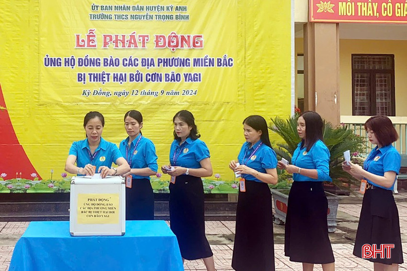 Cán bộ, giáo viên, học sinh Trường THCS Nguyễn Trọng Bình (huyện Kỳ Anh) ủng hộ đồng bào các tỉnh phía Bắc.
