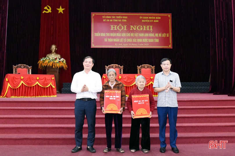 Chính quyền địa phương tặng các thân nhân liệt sỹ.