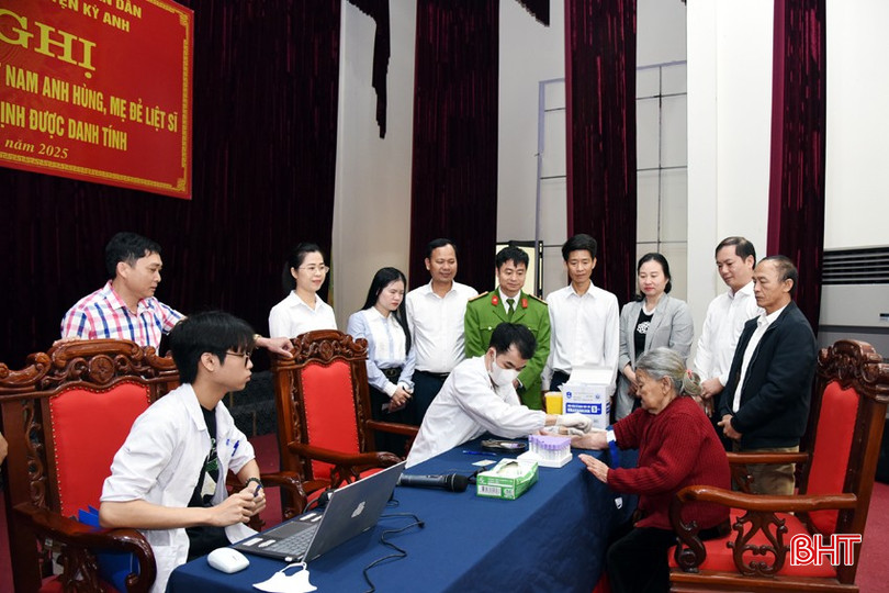 ... lấy mẫu máu mẹ liệt sỹ.
