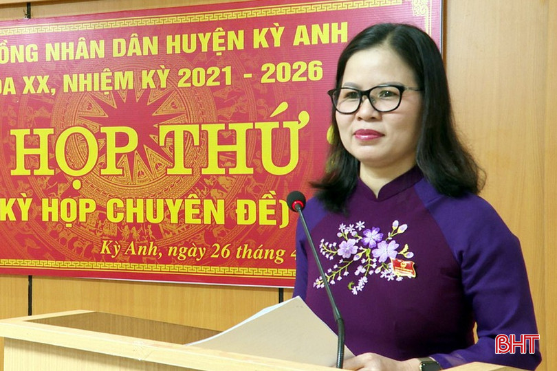 Phó Chủ tịch UBND huyện Kỳ Anh Dương Thị Vân Anh thông qua tờ trình về việc đề nghị HĐND huyện xem xét