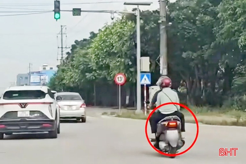 Tình huống được ghi nhận tại nút giao Hải Thượng Lãn Ông và Mai Thúc Loan (phường Thành Sen).
