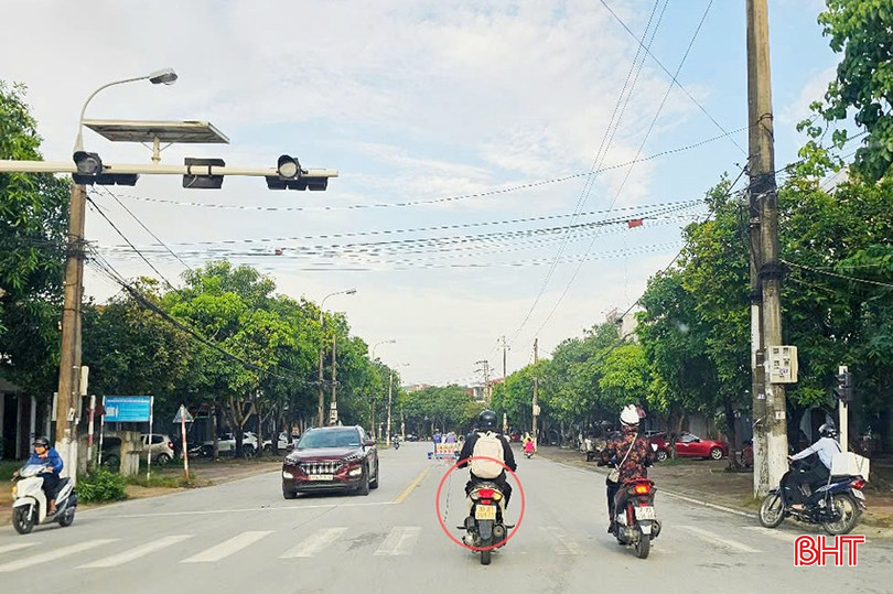 Người điều khiển phương tiện này vẫn vô tư đi thẳng, trong khi xi nhan báo rẽ phải.