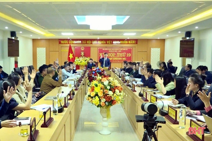 Các đại biểu HĐND huyện biểu quyết thông qua nghị quyết thành lập các phòng chuyên môn UBND huyện Kỳ Anh.
