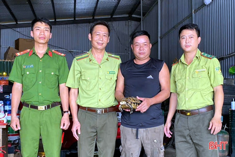Anh Hồ Văn Huy giao nộp cho cơ quan chức năng.