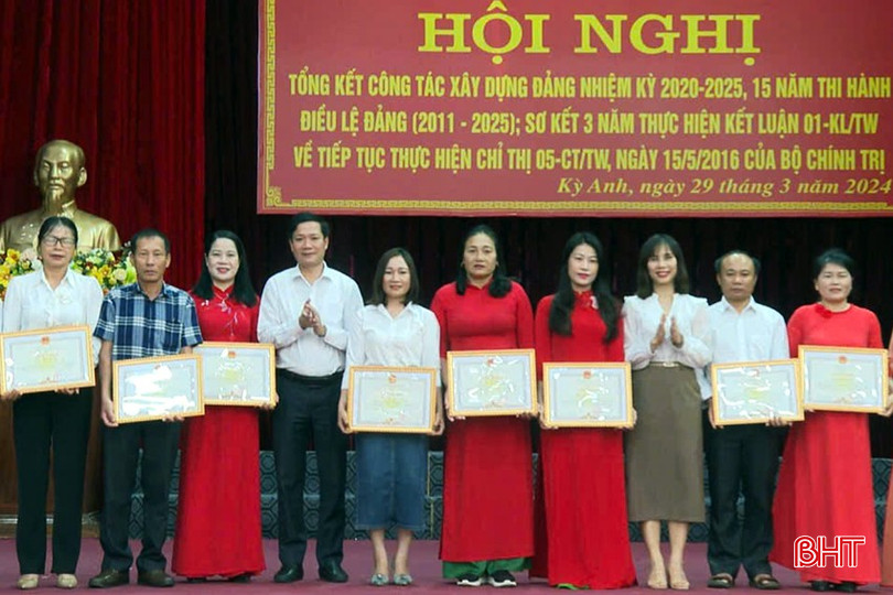 Chị Thiều Thị Nhụy (thứ 3 từ trái sang) được Ban Thường vụ Huyện ủy Kỳ Anh tặng giấy khen vì đạt thành tích xuất sắc trong học tập và làm theo tư tưởng, đạo đức, phong cách Hồ Chí Minh năm 2024.