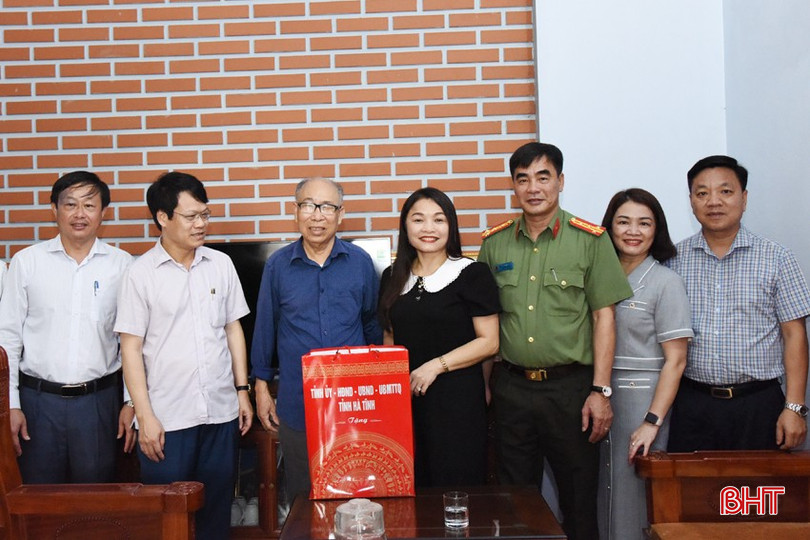 Đoàn thăm hỏi, tặng quà ông Trần Xuân Thi...