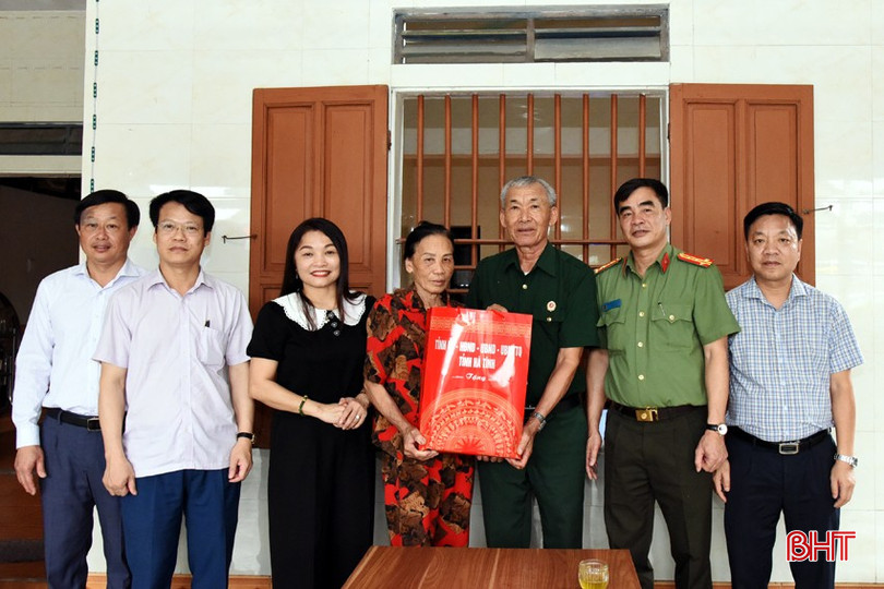 ...và ông Hoàng Minh Chung.