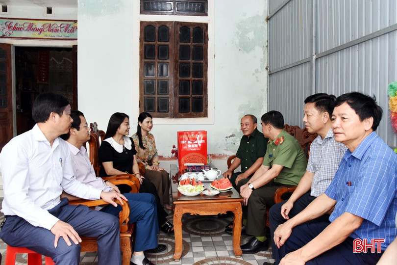 Đoàn thăm hỏi, tặng quà gia đình ông Ngô Gia Thừa...
