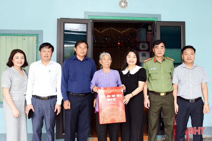 ...và bà Nguyễn Thị Luyện.