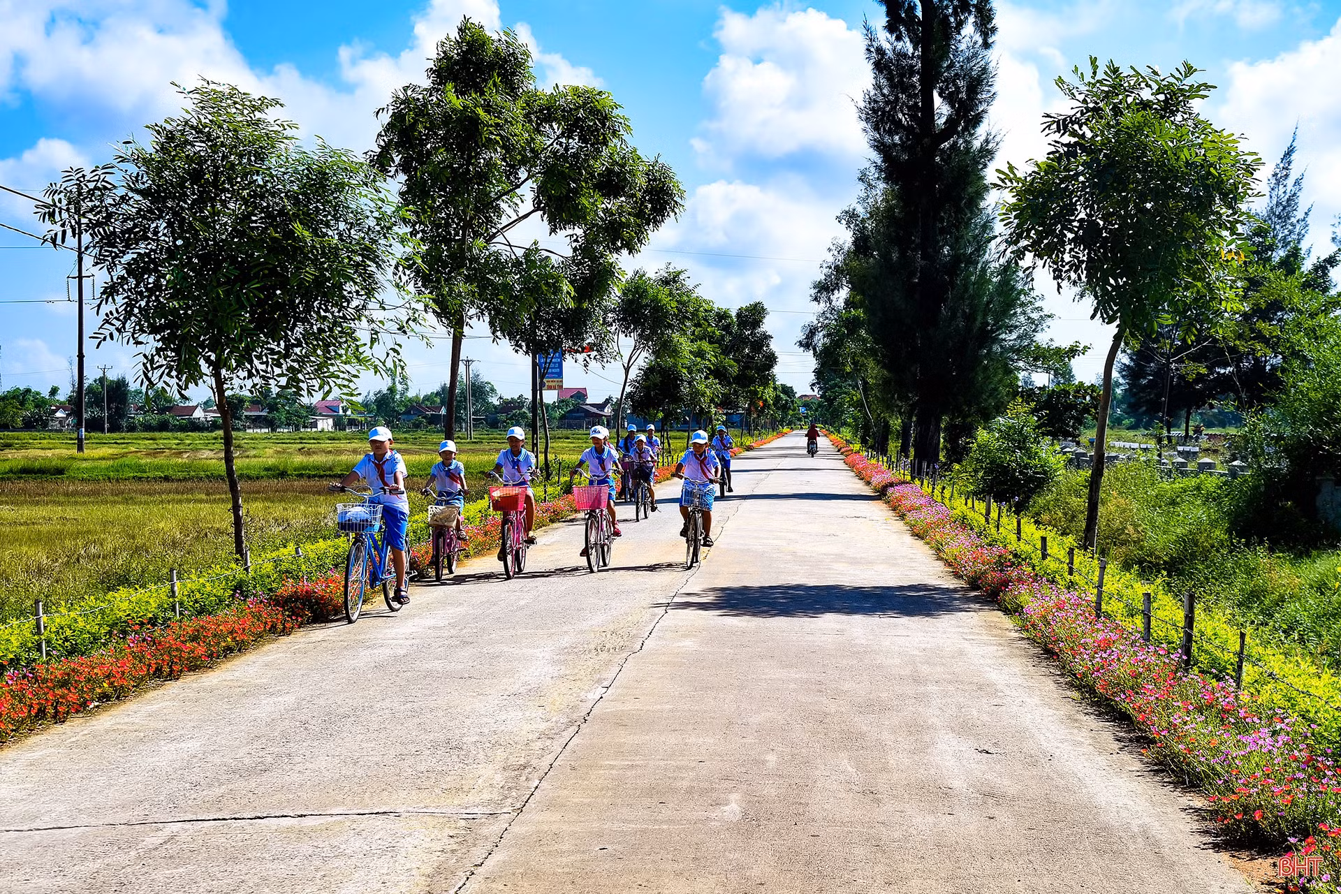 Cẩm Xuyên tạo đột phá về du lịch, dịch vụ, sớm thành huyện nông thôn mới nâng cao