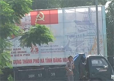 Mỗi tấm biển quảng cáo, áp phích, tranh cổ động đều có vai trò nhằm chuyển tải nội dung thông tin đến mọi người. Tuy nhiên, điều đáng quan tâm là vì sao người ta lại đặt các tấm biển này không đúng vai trò, vị trí của nó. Biển quảng cáo mang tính tuyên truyền cổ động chính trị hầu như được bố trí ở những nơi bị che khuất tầm nhìn, những ai quan tâm khi qua đường phải mất vài ba phút mới hiểu nội dung các tấm biển này nói gì. Một điều dễ nhận thấy là hầu như tất cả các áp phích, biển quảng cáo, cổ động của các cơ quan nhà nước thường bị luốt hơn nhiều so với biển quảng cáo của các doanh nghiệp, hoặc được bố trí ở những nơi không đúng với tầm vóc của nó. Tại một số nơi có biển quảng cáo, người dân sống xung quanh thiếu ý thức, tận dụng làm nơi phơi quần áo và các vật dụng gia đình vừa thiếu văn hóa vừa ảnh hưởng đến mỹ quan trên các tuyến đường. Có nhiều nguyên nhân dẫn đến tình trạng bất cập về kích cỡ, hình thức kiểu dáng giữa các biển quảng cáo, nhưng có lẽ nguyên nhân chính vẫn là khâu quản lý nhà nước, các chế tài xử lý vi phạm về Luật quảng cáo vẫn chưa được triển khai nghiêm túc. Mới đây, Bộ Văn hóa thể thao và du lịch đã có hướng dẫn chi tiết nhưng việc quy hoạch và công tác xử lý vi phạm này vẫn chưa triệt để.