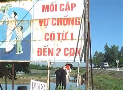 Mỗi tấm biển quảng cáo, áp phích, tranh cổ động đều có vai trò nhằm chuyển tải nội dung thông tin đến mọi người. Tuy nhiên, điều đáng quan tâm là vì sao người ta lại đặt các tấm biển này không đúng vai trò, vị trí của nó. Biển quảng cáo mang tính tuyên truyền cổ động chính trị hầu như được bố trí ở những nơi bị che khuất tầm nhìn, những ai quan tâm khi qua đường phải mất vài ba phút mới hiểu nội dung các tấm biển này nói gì. Một điều dễ nhận thấy là hầu như tất cả các áp phích, biển quảng cáo, cổ động của các cơ quan nhà nước thường bị luốt hơn nhiều so với biển quảng cáo của các doanh nghiệp, hoặc được bố trí ở những nơi không đúng với tầm vóc của nó. Tại một số nơi có biển quảng cáo, người dân sống xung quanh thiếu ý thức, tận dụng làm nơi phơi quần áo và các vật dụng gia đình vừa thiếu văn hóa vừa ảnh hưởng đến mỹ quan trên các tuyến đường. Có nhiều nguyên nhân dẫn đến tình trạng bất cập về kích cỡ, hình thức kiểu dáng giữa các biển quảng cáo, nhưng có lẽ nguyên nhân chính vẫn là khâu quản lý nhà nước, các chế tài xử lý vi phạm về Luật quảng cáo vẫn chưa được triển khai nghiêm túc. Mới đây, Bộ Văn hóa thể thao và du lịch đã có hướng dẫn chi tiết nhưng việc quy hoạch và công tác xử lý vi phạm này vẫn chưa triệt để.