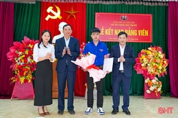 Cẩm Duệ tổ chức kết nạp đảng viên mới trong tháng cao điểm