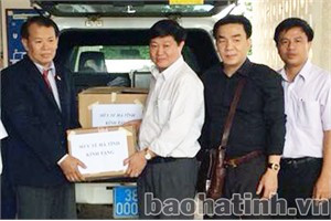 Lãnh đạo Sở Y tế tặng máy phun hóa chất diệt côn trùng cho huyện Khăm Cợt