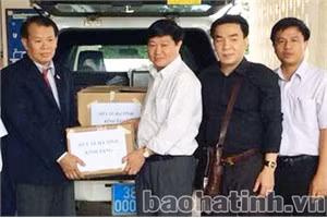 Lãnh đạo Sở Y tế tặng máy phun hóa chất diệt côn trùng cho huyện Khăm Cợt