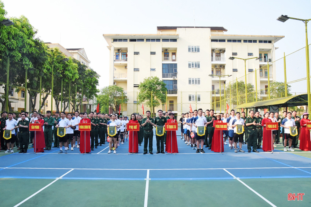 Các thủ trưởng Bộ Chỉ huy BĐBP Hà Tĩnh tặng cờ lưu niệm cho các đội tham gia thi đấu. DSC_4934 - Copy.JPG