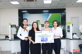 Khách hàng thứ 2 ở Hà Tĩnh trúng thưởng chương trình “Tiết kiệm tạo kỳ tích” của Vietcombank