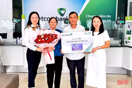 Khách hàng Hà Tĩnh trúng giải nhất chương trình tiết kiệm mừng sinh nhật Vietcombank