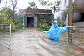 Nước thượng nguồn đổ về nhanh, 200 hộ dân phường Hà Huy Tập bị cô lập