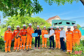 Lãnh đạo Điện lực Hà Tĩnh động viên người lao động làm việc giữa nắng nóng