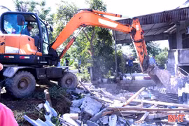 Ra quân hỗ trợ người dân bàn giao mặt bằng dự án đường vành đai phía Đông
