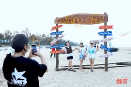 Du khách thích thú trước "diện mạo mới" của biển Thạch Hải