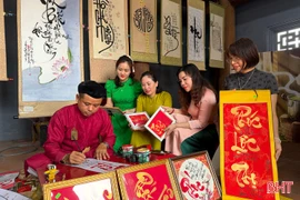 Xin chữ cầu may - điểm nhấn văn hóa ý nghĩa tại lễ hội Văn Miếu