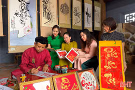 Xin chữ cầu may - điểm nhấn văn hóa ý nghĩa tại lễ hội Văn Miếu