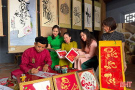 Xin chữ cầu may - điểm nhấn văn hóa ý nghĩa tại lễ hội Văn Miếu