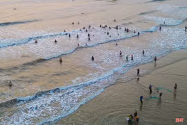 Biển Thạch Hải "thay áo mới" đón mùa du lịch