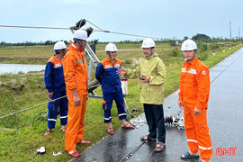 Bão tan, ngành điện Hà Tĩnh khẩn trương khắc phục nhanh sự cố